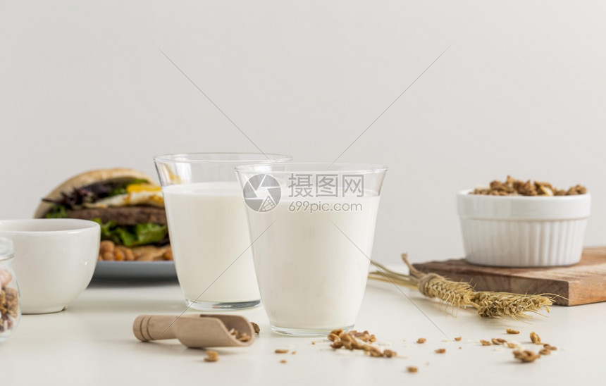 甜的解析度准备好喝杯牛奶的特写高分辨率照片准备好喝杯牛奶的特写高品质照片倒了图片
