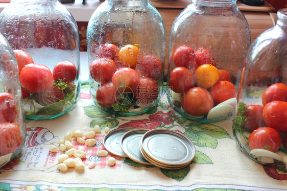 自制水果为保存而准备的罐中西红柿图像有机的图片