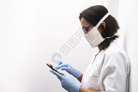 病人大流行护士在医院使用药片戴面罩和蓝色手套网络图片