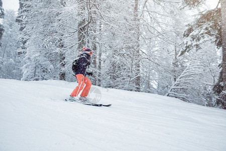 冬季滑雪的女性图片