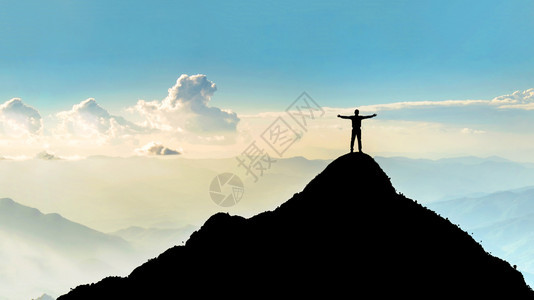 轮廓经理行政人员商成功举起站在山顶上图片
