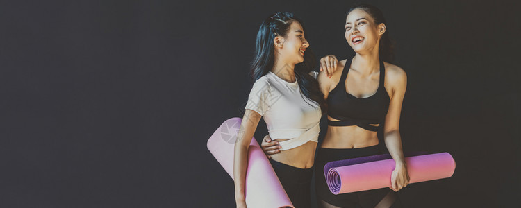健康人们Banner网页或封面模板即双体运动的亚洲女站立并谈论幸福运动穿服胸罩和裤子时装体育俱乐部社区体育和保健概念有创造力的图片