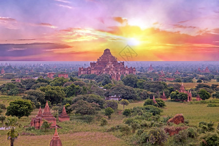 从缅甸巴甘开始在日出时位于Dhammayangyyi寺中方的德马扬吉寺Bagan所有寺庙中最大的一座从缅甸巴甘起地貌古老的塔在巴图片