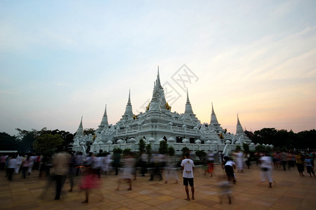 在泰国文化中用蜡烛在寺庙的天文山边挂着灯烛走来去云景修道院地标图片