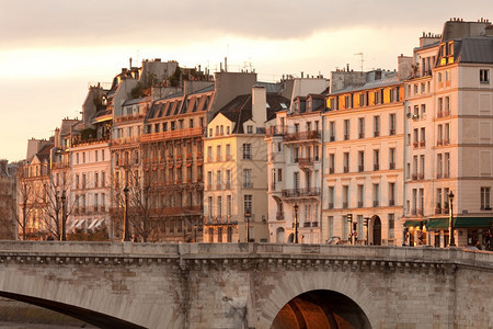 法国巴黎IleSaintLouis和PontdelaTournelle桥公寓楼图尔内勒日落首都图片