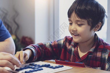 和父亲下棋的小男孩图片