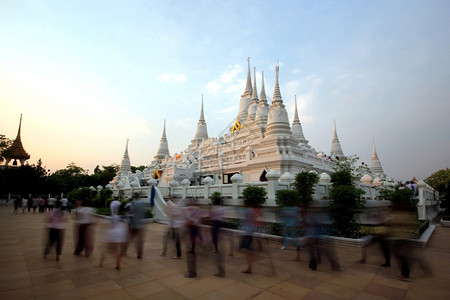 在泰国文化中用蜡烛在寺庙的天文山边挂着灯烛走来去建筑物点亮著名的图片