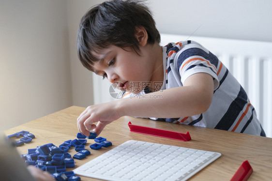 在和父亲下棋的小男孩图片