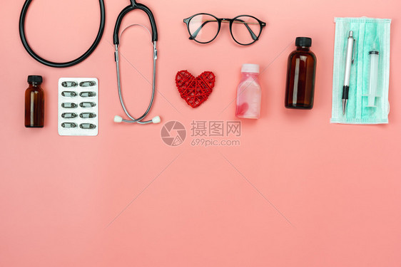 乐器心脏病学表格顶端查看健康保附件的空中图像医疗背景学概念红心听诊器带有粉色纸上基本物体用于医院生治疗病人的构思Flat空白的图片