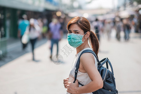 城市户外佩戴口罩的女士图片