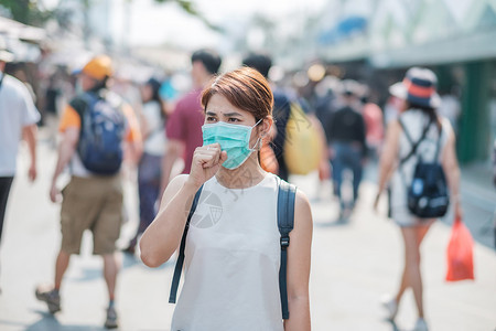 户外佩戴口罩的游客图片