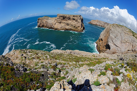 地平线葡萄牙阿尔加韦CabodeSaoVicenteCape附近海洋中风景岩石的鱼目波浪美丽图片