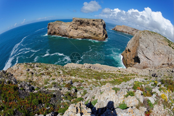 地平线葡萄牙阿尔加韦CabodeSaoVicenteCape附近海洋中风景岩石的鱼目波浪美丽图片