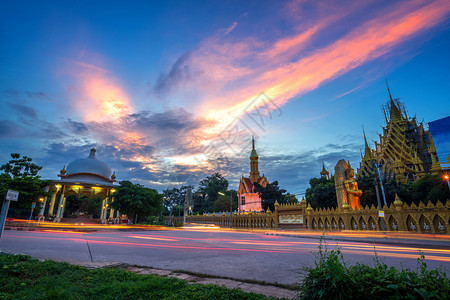 晚上泰语TempleThaiWest路夜间交通灯的颜色WatChanWest是一座佛教寺庙是泰国菲特桑卢克的主要旅游景点天际线城图片