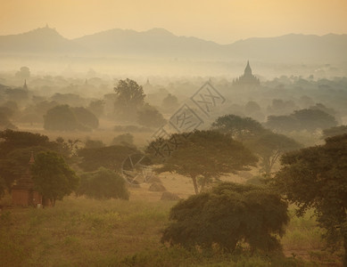 缅甸巴甘王国古老佛教寺庙的代建筑上弥漫的日出缅甸两幅图象全景帕亚地标洲图片