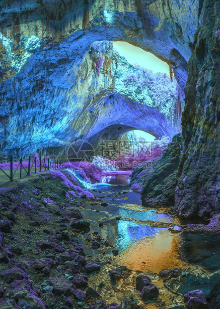 保加利亚神秘洞穴Davetashka洞穴内外星天全色观景用明亮的奇异色彩郁葱自然门户14图片