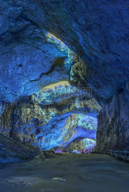 自然童话魔法保加利亚神秘洞穴Davetashka洞穴内外星天全色观景用明亮的奇异色彩图片