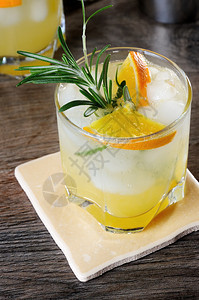 眼镜开胃酒吧冷却的伏特加鸡尾酒和通心粉加上新鲜压缩橙汁图片