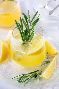 冷冻的伏特加和汤水鸡尾酒新鲜柠檬汁酸橙柔软的食物图片