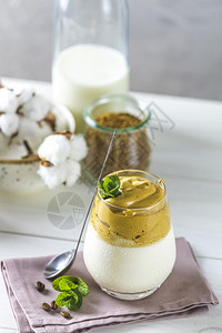 早餐甜点一杯IcedDalgona咖啡一种时髦的fluffy奶油泡茶咖啡由薄荷白木桌板表面装饰夏天图片