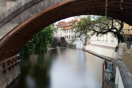 城市景观建筑学布拉格Certovka运河查尔斯桥和磨坊日出图片