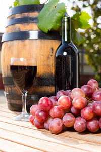 法语康卡黑葡萄酒杯配有新收获的葡萄饮料图片