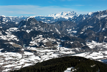 覆盖崎岖从德国巴伐利亚Berchtestesgaden公园罗斯费尔德帕诺拉马斯特阿尔卑山路的观视区拍摄Salzach河及其附近城图片