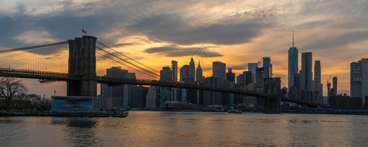 状态海滨天空美国市中心际建筑与交通概念纽约市风景和布鲁克林大桥的现场报道在日落时横跨东河位于美国市区的天际建筑与交通图片