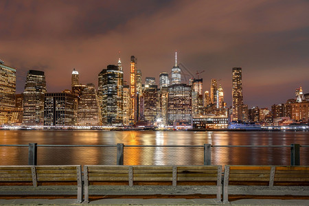 纽约市风景在夜东河旁边美国市区建筑和纽约市美国或利坚合众著名的地标旅行和游概念纽约城市景色纽约建筑学运输椅子图片