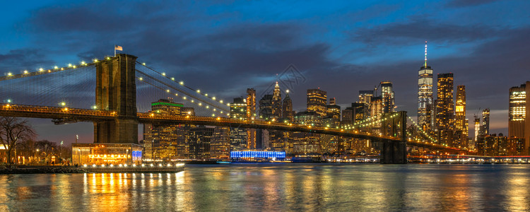 自由办公室黄昏时分纽约市景与布鲁克林大桥在东河上的横幅和封面场景美国市中心天际线建筑和交通概念现代的图片