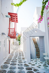树户外阳光岛上狭窄的街道希腊有蓝色的阳台楼梯和鲜花图片
