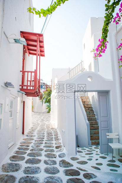 树户外阳光岛上狭窄的街道希腊有蓝色的阳台楼梯和鲜花图片