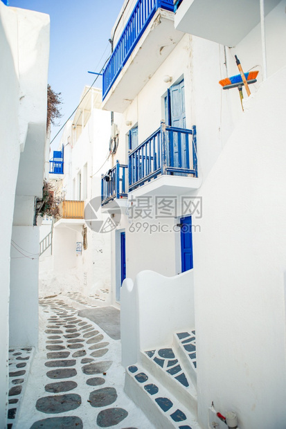 墙米科诺斯夏天岛上狭窄的街道希腊有蓝色阳台楼梯漂亮的建筑外观具有基克拉迪风格图片