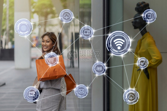 将智能城市TemplessInternet连接起来的智能城市TmattersInternet电信通讯Tech技术与亚洲女在商店模图片