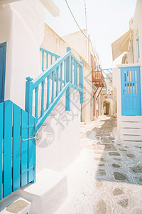 希腊岛屿狭窄的街道有阳台楼梯和鲜花窗户旅游家图片