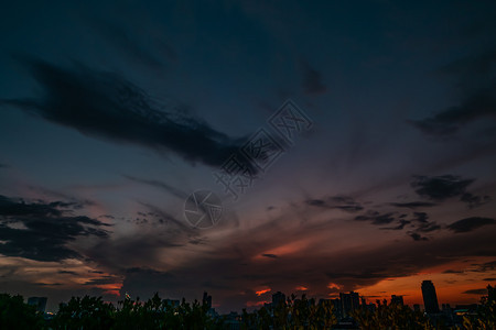 塔金的泰国夜晚在市中心的自然日落位于BangkokkBrightDramaticSky和黑暗地面城市风光下环绕天线地平蓝色月光背图片