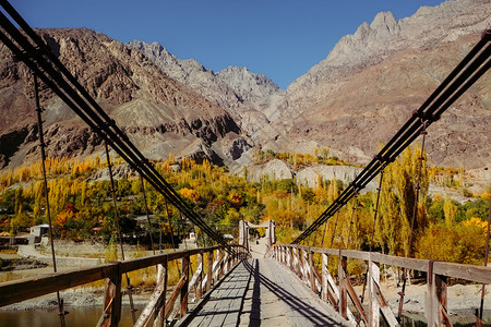 秋季对巴基斯坦GugpisGhizerGhizer谷吉尔特俾提斯坦兴都库什山脉的风景观图巴基斯坦旅行农村干净的图片