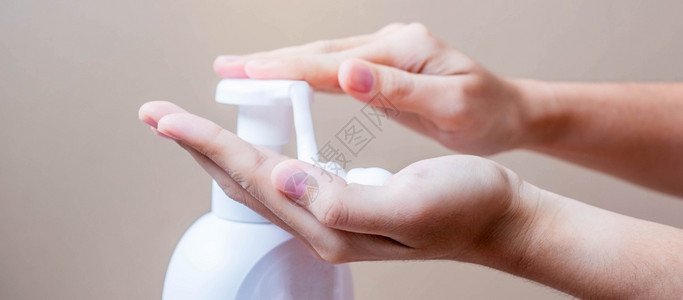 妇女在家中或办公室使用泡沫手肥皂对抗冠状或科罗纳疾Covid19抗菌个人卫生和健康概念气泡人们抗物质图片