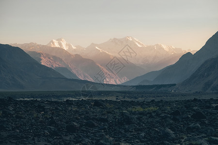 巴基斯坦GilgitBaltistan日落时喜马拉雅山脉著名雪盖在NangaParbat山峰或杀手的黄昏中蓝色顶峰干净图片