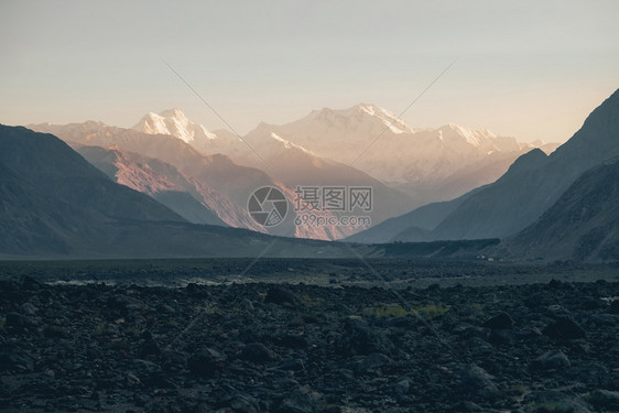 巴基斯坦GilgitBaltistan日落时喜马拉雅山脉著名雪盖在NangaParbat山峰或杀手的黄昏中蓝色顶峰干净图片