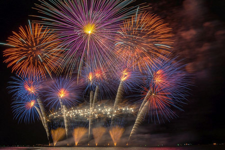 生日夜晚喜庆的海上大船多彩火花庆典祝概念掌声校对Portnoy图片
