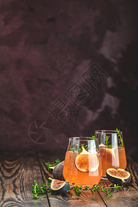 粉色的芳香夜店红鸡尾酒无花果百香和冰在深木背景的玻璃上关闭夏季饮料和酒精鸡尾或脱毒鸡尾图片
