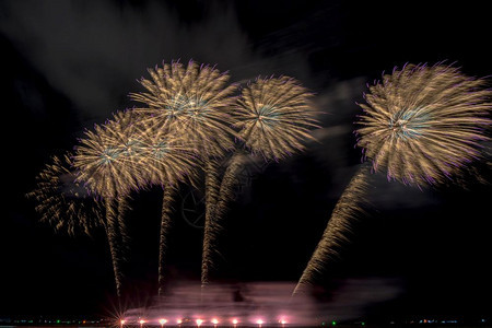 亚洲海上大船的多彩火花庆典祝概念掌声校对Portnoy美丽的红色图片