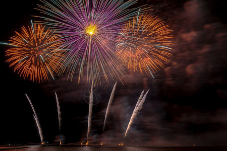 丰富多彩的海上大船多彩火花庆典祝概念掌声校对Portnoy东南有色图片
