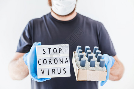新的男人口号在科罗纳COVID19传染病流行期间身戴乳胶医用手套和保护面罩的人手中Coronna健康护理艾滋预防图片