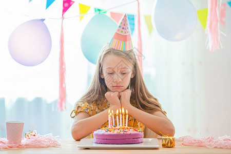 面具流行病在生日派对上悲哀的小女孩与气球生日晚会背景多姿彩独自待在家中隔离区考裔女孩满怀梦想地笑着回家看生日彩虹蛋糕喜剧图片