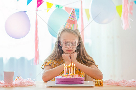 面具流行病在生日派对上悲哀的小女孩与气球生日晚会背景多姿彩独自待在家中隔离区考裔女孩满怀梦想地笑着回家看生日彩虹蛋糕喜剧图片