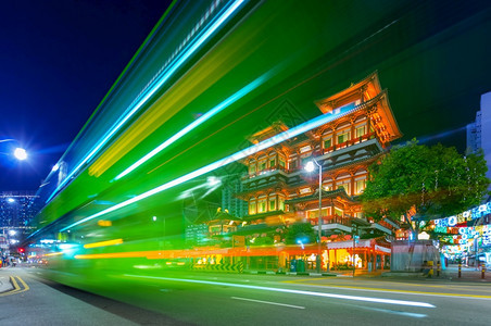 受欢迎的新加坡唐人街佛牙RelicTemple前的长期光轨新加坡商业区背景于20年月日新加坡位于唐人街的寺庙城背包崇拜图片