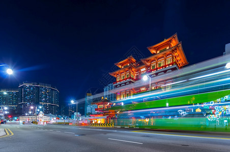 新加坡唐人街佛牙RelicTemple前的长期光轨新加坡商业区背景于20年月日新加坡位于唐人街的寺庙城背包神圣吸引力图片