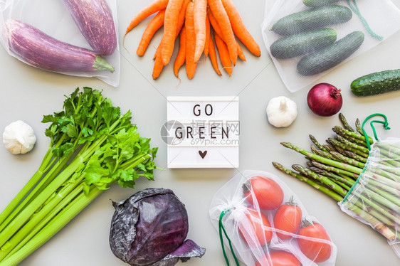 减少绿色灰背景可持续生活方式无塑料废物概念等GoGreef可持续的生活方式零废物无塑料概念在可再利用的生态产品中新鲜有机蔬菜购物图片